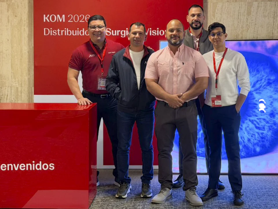 Equipo directivo de AMV (Juan Vázquez, Jesús Delgado, Yamil Yaguas, Jesús Fernández y Luis López) en el KOM 2026 de J&J MedTech.